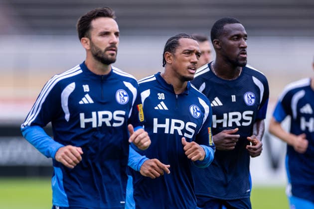 July 8, 2026, Soccer, FC Schalke 04 training: from left, Kenan Karaman (FC Schalke 04), Anton Donkor (FC Schalke 04), Bryan Lasme (FC Schalke 04); Gelsenkirchen, FC Schalke 04 training facility, North Rhine-Westphalia, Germany; xRHR PHOTO YYx Copyright: RHR-FOTOx RHR-FOTO YY