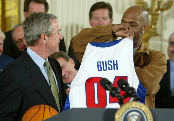 USA NBA, Basketball Herren, USA PISTONS MEET BUSH USA NBA PISTONS MEET BUSH epa000359808 U.S. President George W. Bush is presented with a basketball jersey by Chauncey Billups of the 2004 NBA champion Detroit Pistons during the team’s visit to The White House in Washington on Monday 31 January 2005. The Pistons defeated the Los Angeles Lakers in five games in June to win the NBA title. Washington United States  Copyright: xMATTHEWxCAVANAUGHx