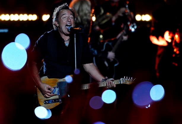 USA AMERICAN FOOTBALL SUPER BOWL Super Bowl XLIII epa01621965 US singer Bruce Springsteen performs during the half time show at Super Bowl XLIII in Tampa, Florida, USA, 01 February 2009. The Arizona Cardinals are playing the Pittsburgh Steelers at Raymond James Stadium. TAMPA United States  Copyright: xTANNENxMAURYx
