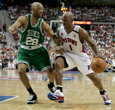 USA BASKETBALL NBA, Basketball Herren, USA Boston Celtics at Detroit Pistons epa01358843 Sam Cassell (L) of the Boston Cletics defends against Chauncey Billups (R) of the Detroit Pistons during the third quarter of game four of the NBA Eastern Conference Finals at the Palace of Auburn Hills in Auburn Hills, Michigan on 26 May 2008. Detroit defeated Boston 94-75 to even the series at two games a piece. The winner of the seven game series will face either the San Antonio Spurs or the Los Angeles Lakers in the NBA Finals. AUBURN HILLS United States  Copyright: xDAVIDxMAXWELLx