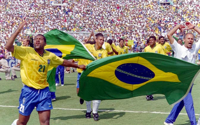 940717 Soccer, 1994 FIFA World Cup in the U.S., Final, Brazil vs. Italy 0–0, 3–2 after penalty kicks; Brazilian players Viola and Ronaldo celebrate after the game with a Brazilian flag. Photo: BILDBYRAN M013 19 940717braita final brasilien italien brazil italy brazil v italym013 19 scanx dia bbeng fotboll football soccer World Cup World Cup 94, World Cup 1994, 1994 World Cup, FIFA World Cup, 940717, World Championships, Rose Bowl, Los Angeles, Pasadena, July 17, 1994 Copyright: BILDBYRAN BB940717BB137