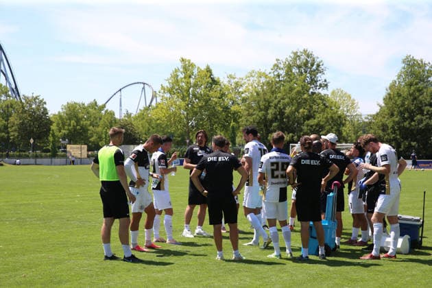 July 11, 2026, xrekx, soccer exhibition match, SV Elversberg vs. FC Thun, during a water break, team huddle with Vincent Wagner, coach of SV 07 Elversberg. DFL and DFB regulations prohibit any use of photographs as image sequences and or quasi-video. Rust