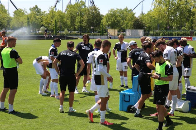 July 11, 2026, xrekx, soccer exhibition match, SV Elversberg vs. FC Thun, during a water break, team huddle with Vincent Wagner, coach of SV 07 Elversberg. DFL and DFB regulations prohibit any use of photographs as image sequences and or quasi-video. Rust