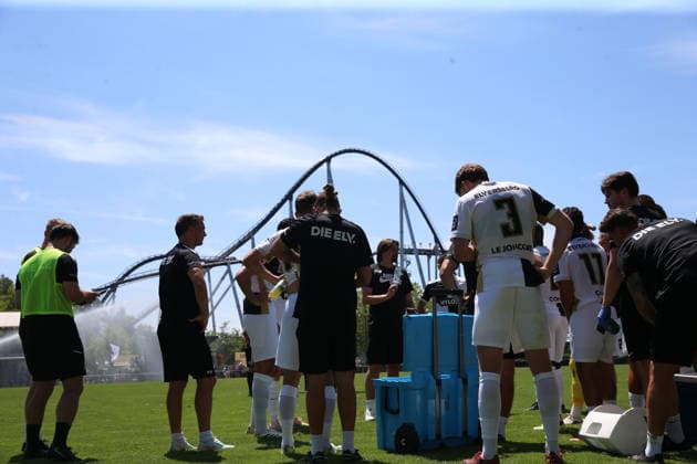 July 11, 2026, xrekx, soccer exhibition match, SV Elversberg vs. FC Thun, during a water break, team huddle with Vincent Wagner, coach of SV 07 Elversberg. DFL and DFB regulations prohibit any use of photographs as image sequences and or quasi-video. Rust