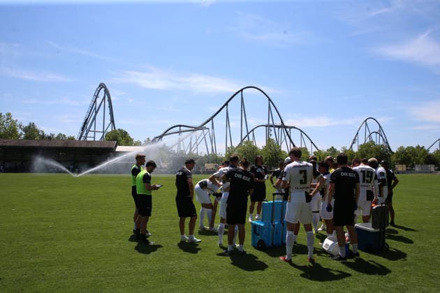 July 11, 2026, xrekx, soccer exhibition match, SV Elversberg vs. FC Thun, during a water break, team huddle with Vincent Wagner, coach of SV 07 Elversberg. DFL and DFB regulations prohibit any use of photographs as image sequences and or quasi-video. Rust
