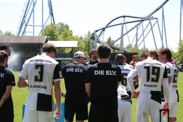 July 11, 2026, xrekx, Soccer Friendly Match, SV Elversberg vs. FC Thun – Water Break, Team huddle with Vincent Wagner, coach of SV 07 Elversberg, at Europa-Park roller coaster—symbolic photo, symbolic image, symbolic stadium. DFL and DFB regulations prohibit any use of photographs as image sequences and or quasi-video. Rust