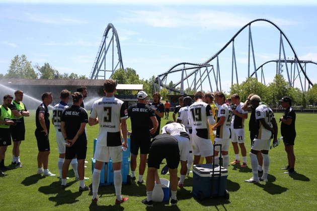 July 11, 2026, xrekx, Soccer Friendly Match, SV Elversberg vs. FC Thun – Water Break, Team huddle with Vincent Wagner, coach of SV 07 Elversberg, at Europa-Park roller coaster—symbolic photo, symbolic image, symbolic stadium. DFL and DFB regulations prohibit any use of photographs as image sequences and or quasi-video. Rust