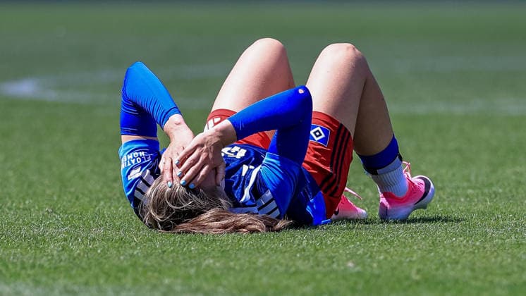 Camilla Linberg, Hamburger SV (HSV), No. 7, is lying on the ground injured; injury, pain, face contorted with pain; July 11, 2026, Hamburg, Germany; soccer; women s friendly match; Hamburger SV vs. Hertha BSC xobx