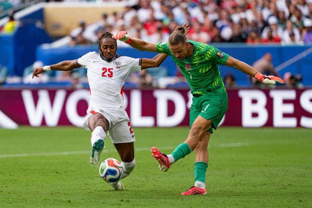 Norway s Orjan Nyland under pressure from England s Djed Spence during the match between Norway and England, valid for the quarterfinals of the 2026 FIFA World Cup, WM, Weltmeisterschaft, Fussball held at Hard Rock Stadium in Miami Gardens, Florida, United States. Richard Callis Fotoarena (Richard Callis SPP) Copyright: xRichardxCallisx xSPPx spp-en-RiCa-2983213