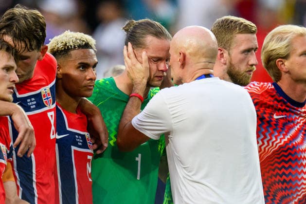 July 11, 2026: Goalkeeper Orjan Nyland and head coach Stale Solbakken of Norway after the 2026 FIFA World Cup quarterfinal soccer match between Norway and England on July 11, 2026 in Miami. Photo by Jon Olav Nesvold, BILDBYRAN COP 217 VG0992 bbeng soccer football fotball World Cup soccer World Cup fotball World Cup soccer World Cup 2026 FIFA World Cup 2026 quarterfinal quarterfinal quarter final england norway depp  Copyright: JONxOLAVxNESVOLD BB260711JE155