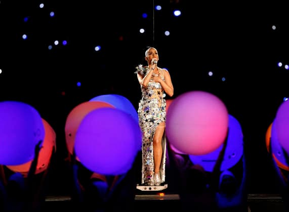 USA AMERICAN FOOTBALL SUPER BOWL Super Bowl XLIX Seattle Seahawks against the New England Patriots epa04600403 US musician Katy Perry performs during the halftime show of Super Bowl XLIX between the New England Patriots and the Seattle Seahawks at the University of Phoenix Stadium in Glendale, Arizona, USA 01 February 2015. GLENDALE United States  Copyright: xERIKxS.xLESSERx