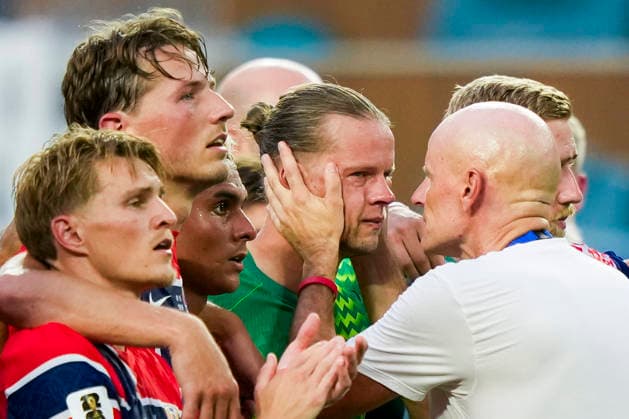 2026 FIFA World Cup: Norway vs. England, Miami Gardens, Florida, USA, July 11, 2026. Norway’s Martin Ødegaard, Sander Berge, goalkeeper Orjan Haskjold Nyland, and national team coach Stale Solbakken after the quarterfinal match in the 2026 FIFA World Cup between Norway and England at Miami Stadium. Photo: Fredrik Varfjell, NTB, Miami Gardens, Florida, USA. EDITORIAL USE ONLY. RESTRICTED USE FOR BETTING COMPANIES.  Copyright: xFredrikxVarfjellx xNTBx