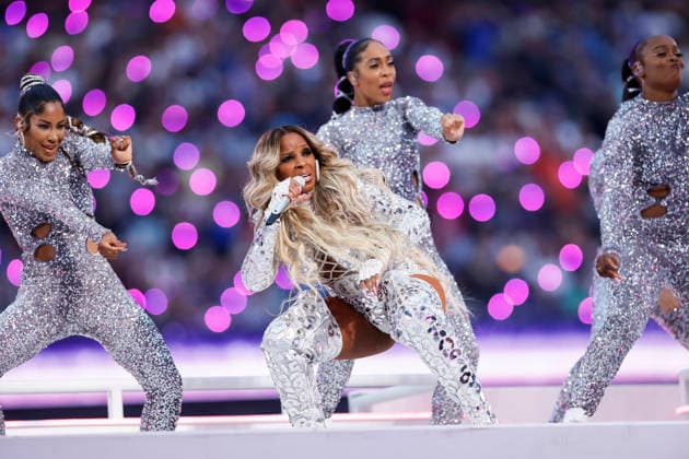 USA AMERICAN FOOTBALL SUPER BOWL LVI Los Angeles Rams at Cincinnati Bengals epa09754320 Mary J. Blige performs during the halftime show of Super Bowl LVI at SoFi Stadium in Inglewood, California, USA, 13 February 2022. The annual Super Bowl is the Championship game of the NFL, American Football Herren, USA between the AFC Champion and the NFC Champion and has been held every year since January of 1967. Inglewood United States  Copyright: xJOHNxG.xMABANGLOx