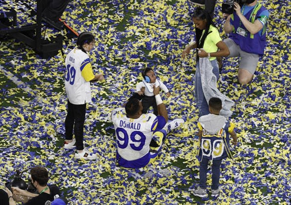 USA AMERICAN FOOTBALL SUPER BOWL LVI Los Angeles Rams at Cincinnati Bengals epa09754494 Los Angeles Rams Aaron Donald (C) celebrates with his family in the confetti after the Los Angeles Rams defeated the Cincinnati Bengals to win Super Bowl LVI at SoFi Stadium in Inglewood, California, USA, 13 February 2022. The annual Super Bowl is the Championship game of the NFL, American Football Herren, USA between the AFC Champion and the NFC Champion and has been held every year since January of 1967. Inglewood United States  Copyright: xETIENNExLAURENTx