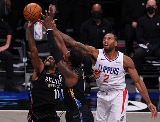 USA BASKETBALL NBA, Basketball Herren, USA Los Angeles Clippers at Brooklyn Nets epa08982973 The Clippers Kawhi Leonard (R) fights for a rebound with the Nets Kyrie Irving (L) and Jeff Green (C) during the NBA basketball game between the Los Angeles Clippers and the Brooklyn Nets at the Barclays Center in Brooklyn, New York, USA, 02 February 2021. New York United States  Copyright: xJUSTINxLANEx