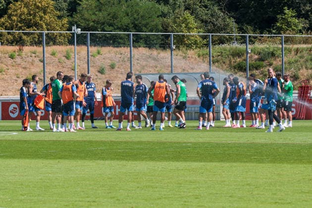 July 15, 2026, Soccer, FC Schalke 04 Practice: The S04 players stand together at the FC Schalke 04 training facility in Gelsenkirchen, North Rhine-Westphalia, Germany xRHR PHOTO YYx Copyright: RHR-FOTOx RHR-FOTO YY