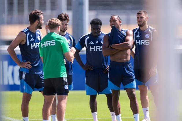 July 15, 2026, Soccer, FC Schalke 04 training session: Kenan Karaman (FC Schalke 04), rehabilitation coach Marc Thum (FC Schalke 04), Adrian Gantenbein, FC Schalke 04; Zaid Tchibara, FC Schalke 04; Anton Donkor, FC Schalke 04; Hasan Kurucay, FC Schalke 04; Gelsenkirchen, FC Schalke 04 training facility, North Rhine-Westphalia, Germany, xRHR PHOTO YYx Copyright: RHR-FOTOx RHR-FOTO YY