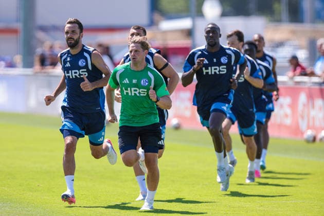 July 15, 2026, Soccer, FC Schalke 04 training: Kenan Karaman (FC Schalke 04), rehabilitation coach Marc Thum (FC Schalke 04), Bryan Lasme (FC Schalke 04), Gelsenkirchen, FC Schalke 04 training facility, North Rhine-Westphalia, Germany, xRHR PHOTO YYx Copyright: RHR-FOTOx RHR-FOTO YY