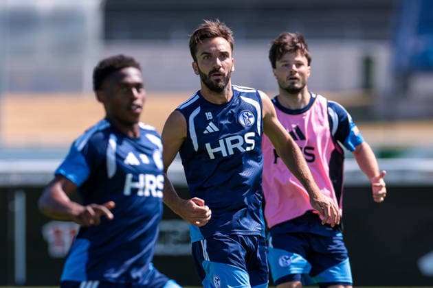 July 15, 2026, Soccer, FC Schalke 04 training session featuring Junior Adamu (FC Schalke 04), Kenan Karaman (FC Schalke 04), and Adrian Gantenbein (FC Schalke 04) at the FC Schalke 04 training facility in Gelsenkirchen, North Rhine-Westphalia, Germany xRHR PHOTO YYx Copyright: RHR-FOTOx RHR-FOTO YY