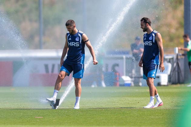 July 15, 2026, Soccer, FC Schalke 04 training session: Hasan Kurucay (FC Schalke 04) and Kenan Karaman (FC Schalke 04) cool off at the FC Schalke 04 training facility in Gelsenkirchen, North Rhine-Westphalia, Germany xRHR PHOTO YYx Copyright: RHR-FOTOx RHR-FOTO YY
