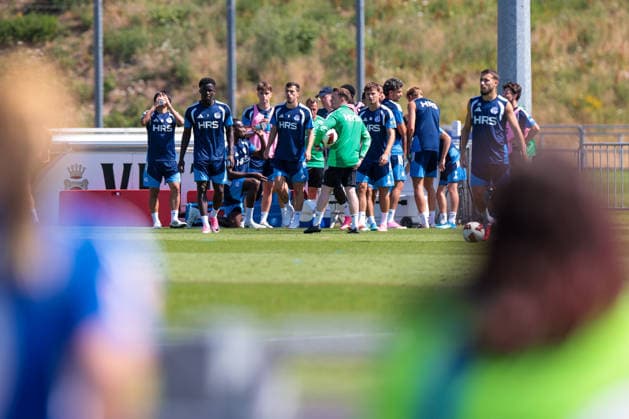 July 15, 2026, Soccer, FC Schalke 04 practice. The S04 players take a water break. Gelsenkirchen, FC Schalke 04 training facility, North Rhine-Westphalia, Germany. xRHR PHOTO YYx Copyright: RHR-FOTOx RHR-FOTO YY