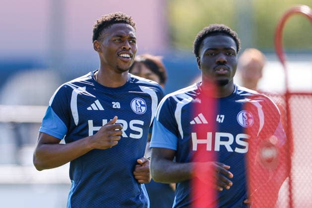 July 15, 2026, Soccer, FC Schalke 04 Training: Junior Adamu (FC Schalke 04), Zaid Tchibara (FC Schalke 04), Gelsenkirchen, FC Schalke 04 Training Facility, North Rhine-Westphalia, Germany, xRHR, PHOTO YYx Copyright: RHR-FOTOx RHR-FOTO YY