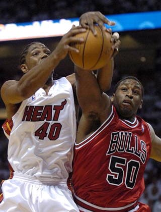 USA BASKETBALL NBA, Basketball Herren, USA PLAYOFFS USA NBA BASKETBALL PLAYOFFS CHICAGO BULS AGAINST THE MIAMI HEAT epa00696499 Miami Heat forward Udonis Haslem (L) and Chicago Bulls forward Michael Sweetney (R) battle for a loose ball during the first half of their first round Eastern Conference playoff game at the American Airlines Arena in Miami, Florida Saturday 22 April 2006. Miami United States  Copyright: xRHONAxWISEx