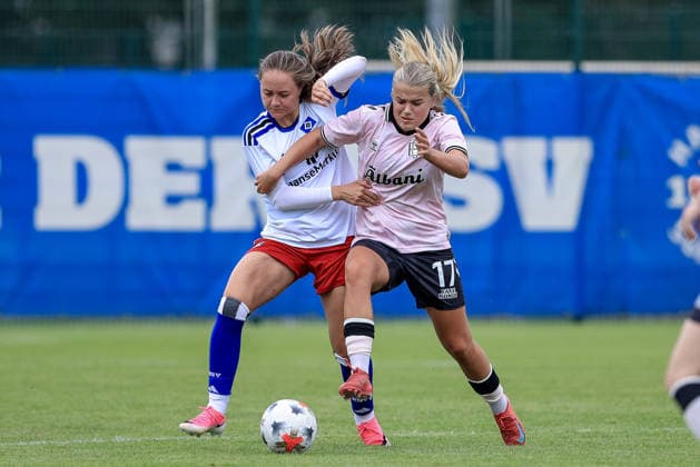 From left: Camilla Linberg (Hamburger SV, HSV), 7, and Froya Stubgaard (Ebbesvik Odense BK), 17, in a one-on-one battle, duel, dynamic moment, action, game scene, July 18, 2026, Norderstedt, Germany, soccer, women’s friendly, Hamburger SV vs. Odense BK xobx