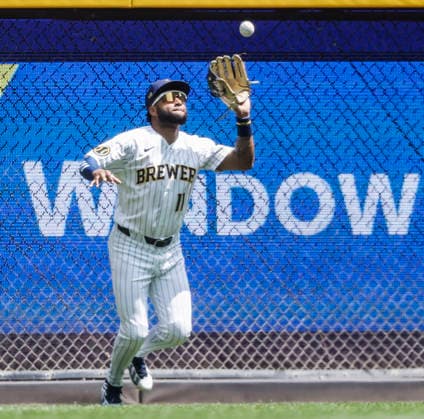 Milwaukee Brewers left fielder Jackson Chourio catches a fly ball hit by Miami Marlins right fielder Esteury Ruiz in the fifth inning of the MLB, Baseball Herren, USA game between the Miami Marlins and the Milwaukee Brewers at American Family Field in Milwaukee, Wisconsin on Sunday July 19, 2026.  MIL20260719814 TANNENxMAURY