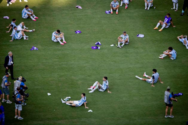 New York, USA, July 19, 2026: Lionel Messi (ARG) and his teammates are sitting on the field, looking disappointed. Spain vs. Argentina World Cup Final, July 19, 2026