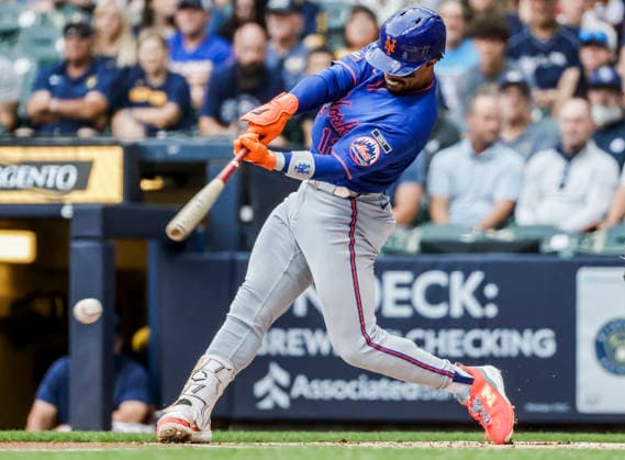 New York Mets shortstop Francisco Lindor hits a single in the first inning of the MLB, Baseball Herren, USA game between the New York Mets and the Milwaukee Brewers at American Family Field in Milwaukee, Wisconsin on Monday July 20, 2026.  MIL20260720803 TANNENxMAURY