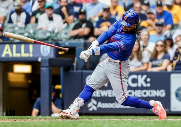 New York Mets shortstop Francisco Lindor loses the grip on his bat in the fifth inning of the MLB, Baseball Herren, USA game between the New York Mets and the Milwaukee Brewers at American Family Field in Milwaukee, Wisconsin on Wednesday July 22, 2026.  MIL20260722820 TANNENxMAURY