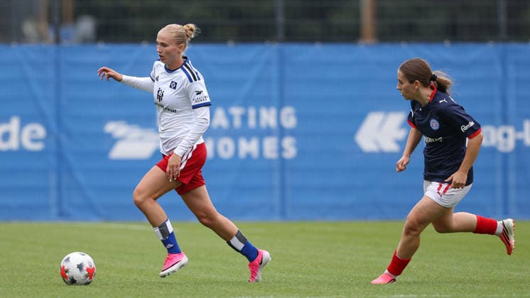 From left: Paulina Bartz (Hamburger SV, HSV), 37, and Arjela Lako (Holstein Kiel), 17, in a one-on-one battle, duel, dynamic moment, action, game scene, July 22, 2026, Hamburg, Germany, soccer, women’s friendly match, Hamburger SV vs. Holstein Kiel xobx