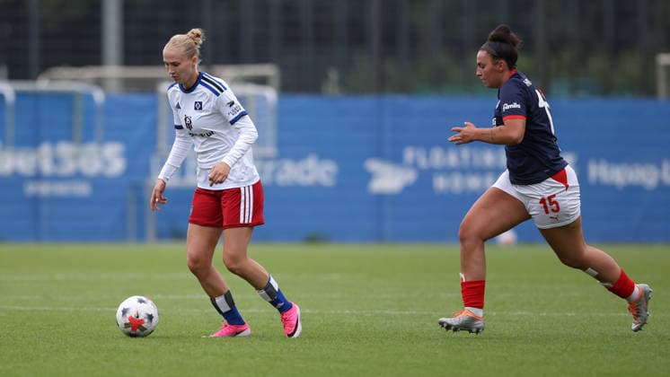 From left: Paulina Bartz (Hamburger SV, HSV), 37, and Aryanna Naward (Holstein Kiel), 15, in a one-on-one battle, duel, dynamic moment, action, game scene, July 22, 2026, Hamburg, Germany, soccer, women s friendly match, Hamburger SV vs. Holstein Kiel xobx