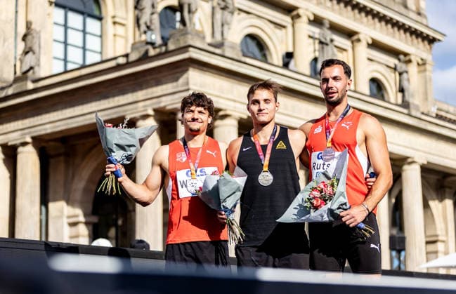 German Track and Field Championships—Men’s Pole Vault, Hanover, July 23, 2026. Celebrating together (from left): The medalists in the men’s pole vault—Fabio Wünsche (SC Potsdam e.V.), Marec Metzger (TSV Gräfelfing), and Constantin Rutsch (LG Olympia Dortmund). German Track and Field Championships, Men’s Pole Vault, on July 23, 2026, at Opernplatz in Hanover, Lower Saxony Copyright: xBEAUTIFULxSPORTS R.xSchmittx