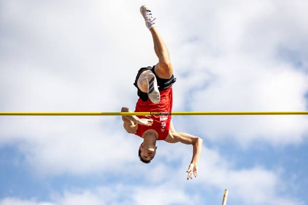 German Track and Field Championships – Men’s Pole Vault, Hanover, July 23, 2026: Gillian Ladwig of Schweriner SC performs a headstand in the pole vault at the German Track and Field Championships—Men’s Pole Vault on July 23, 2026, at Opernplatz in Hanover, Lower Saxony Copyright: xBEAUTIFULxSPORTS R.xSchmittx