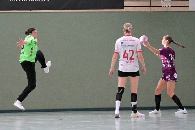 Liv Stine Eckardt (HSV Solingen Graefrath), 73, in goal against Marie Luisa Stumpf (TusSies Metzingen), 24, taking a shot; TusSies Metzingen vs. HSG Solingen Graefrath, Handball, preseason, exhibition game, 2026–2027 season, July 24, 2026, TusSies Metzingen vs. HSG Solingen Graefrath, Handball, preseason, exhibition game, 2026–2027 season, July 24, 2026, Oeschhalle Copyright: xEibner-Pressefotox EP_TBR