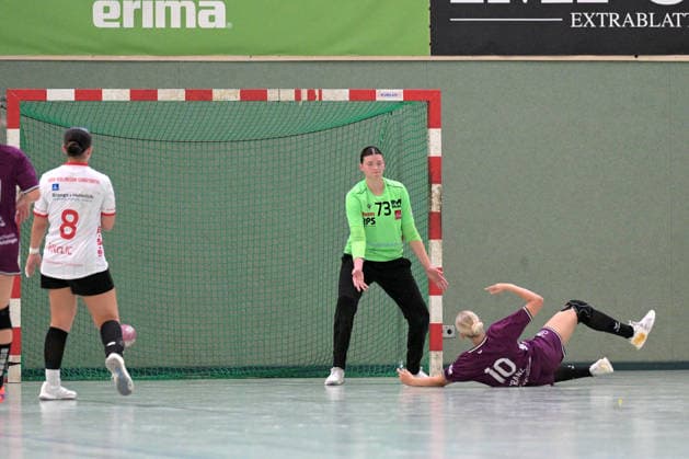 Liv Stine Eckardt (HSV Solingen Graefrath), No. 73 in goal against Maraike Kusian (TusSies Metzingen), No. 10 TusSies Metzingen vs. HSG Solingen Graefrath, Handball, preseason, exhibition game, 2026–2027 season, July 24, 2026, TusSies Metzingen vs. HSG Solingen Graefrath, Handball, preseason, exhibition game, 2026–2027 season, July 24, 2026, Oeschhalle Copyright: xEibner-Pressefotox EP_TBR