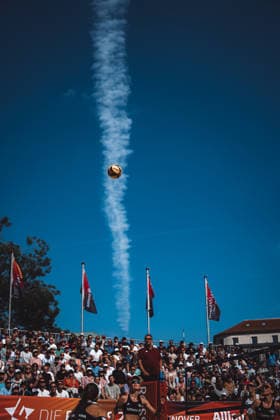 Women s Beach Volleyball Allianz German Beach Club Finals The 2026 Finals Hannover Eintracht Spontent vs. Berlin Recycling Volleys July 24, 2026 The ball in the air against the backdrop of an airplane s contrail Hannover Opernplatz Lower Saxony, Germany