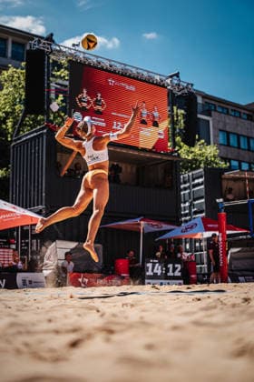 Women s Beach Volleyball: Allianz German Beach Club Finals — The 2026 Finals, Hannover: Eintracht Spontent vs. Berlin Recycling Volleys, July 24, 2026. Melanie Paul serving at Opernplatz in Hannover, Lower Saxony, Germany