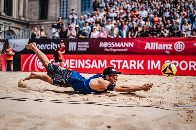 Men s Beach Volleyball Allianz German Beach Club Finals: The 2026 Finals in Hanover—Beachclub Kiel vs. Beachvolley United, July 24, 2026. Bo Hansen jumps for the ball at Opernplatz in Hanover, Lower Saxony, Germany