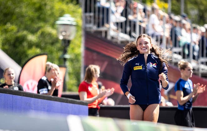 German Track and Field Championships – Women s Pole Vault, Hanover, July 24, 2026: Lotte Gretzler of USC Mainz looks forward to the athletes’ presentation at the German Track and Field Championships—Women’s Pole Vault—on July 24, 2026, at Opernplatz in Hanover, Lower Saxony Copyright: xBEAUTIFULxSPORTS R.xSchmittx