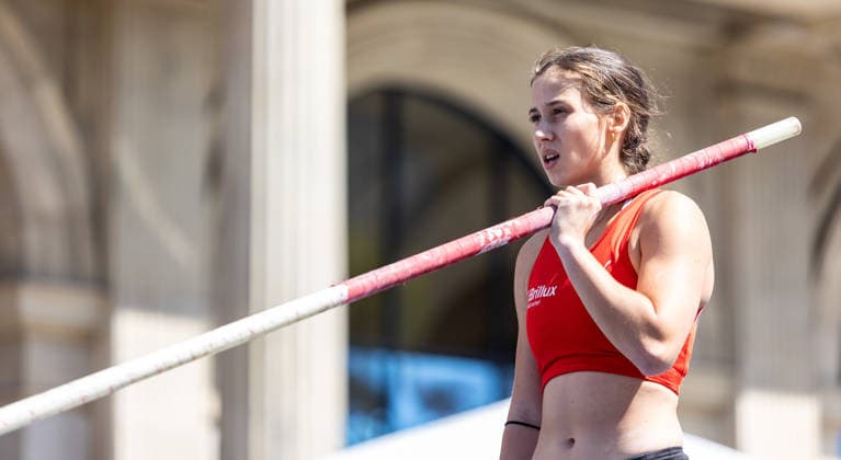 German Track and Field Championships – Women’s Pole Vault, Hanover, July 24, 2026: Jule Glaßer of LG Brillux Münster stays focused in the women’s pole vault at the German Track and Field Championships on July 24, 2026, at Opernplatz in Hanover, Lower Saxony Copyright: xBEAUTIFULxSPORTS R.xSchmittx
