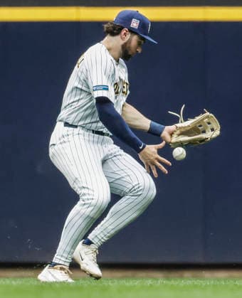 Milwaukee Brewers center fielder Garrett Mitchell chases a ball hit for a single by Colorado Rockies third baseman Kyle Karros in the fourth inning of the MLB, Baseball Herren, USA game between the Colorado Rockies and the Milwaukee Brewers at American Family Field in Milwaukee, Wisconsin on Saturday July 25, 2026.  MIL20260725810 TANNENxMAURY