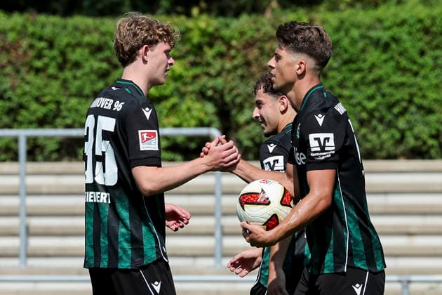 Franz Roggow of Hannover 96 celebrates his goal to make it 1–0 with Joschua Siewert of Hannover 96 and Taycan Ectibasi of Hannover 96, Friendly match, Hannover 96 vs. SC Preussen Münster, Hemberg Stadium on July 24, 2026, in Iserlohn, Germany. Photo by Marco Steinbrenner, DeFodi Images. Franz Roggow of Hannover 96 celebrates after scoring his team’s first goal with Joschua Siewert of Hannover 96 and Taycan Ectibasi of Hannover 96, Friendly match, Hannover 96 vs. SC Preussen Münster, Hemberg Stadium, July 24, 2026, in Iserlohn, Germany. Photo by Marco Steinbrenner, DeFodi Images