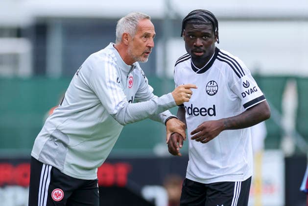 Coach Adi Hütter of Eintracht Frankfurt and junior player Dina Ebimbe of Eintracht Frankfurt are talking, Friendly match, Trabzonspor vs. Eintracht Frankfurt, SAK Sportanlage Nonntal on July 26, 2026, in Salzburg, Austria. Photo by Marco Steinbrenner, DeFodi Images. Eintracht Frankfurt coach Adi Hütter and Eintracht Frankfurt youth player Dina Ebimbe talk together, Friendly match, Trabzonspor vs. Eintracht Frankfurt, SAK Sportanlage Nonntal, July 26, 2026, in Salzburg, Austria. Photo by Marco Steinbrenner, DeFodi Images