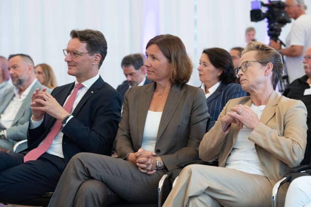From left: Hendrik WUEST, Wüst, CDU, Minister-President of the State of North Rhine-Westphalia; Stefanie PETERS, Chair of the Supervisory Board of the Aachen Laurensberger Rennverein e.V. (ALRV); Isabell WERTH, dressage rider, as a spectator, press conference ahead of the 2026 FEI World Championships in Aachen, World Championships, horseback riding, equestrian sports, at the State Chancellery of North Rhine-Westphalia in Düsseldorf, July 27, 2026 Â