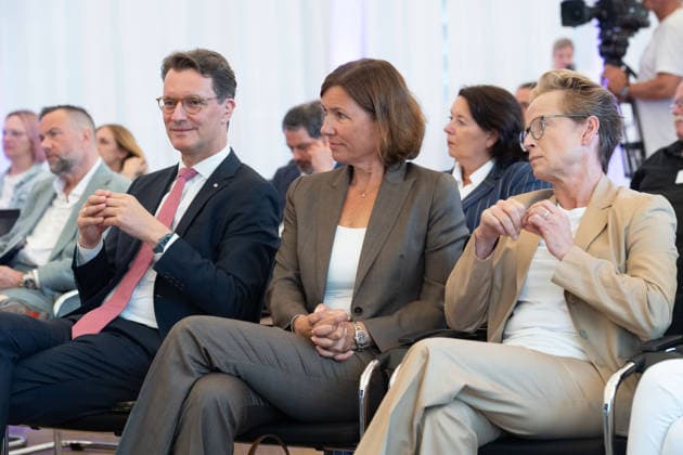 From left: Hendrik WUEST, Wüst, CDU, Minister-President of the State of North Rhine-Westphalia; Stefanie PETERS, Chair of the Supervisory Board of the Aachen Laurensberger Rennverein e.V. (ALRV); Isabell WERTH, dressage rider, as a spectator, press conference ahead of the 2026 FEI World Championships in Aachen, World Championships, horseback riding, equestrian sports, at the State Chancellery of North Rhine-Westphalia in Düsseldorf, July 27, 2026 Â