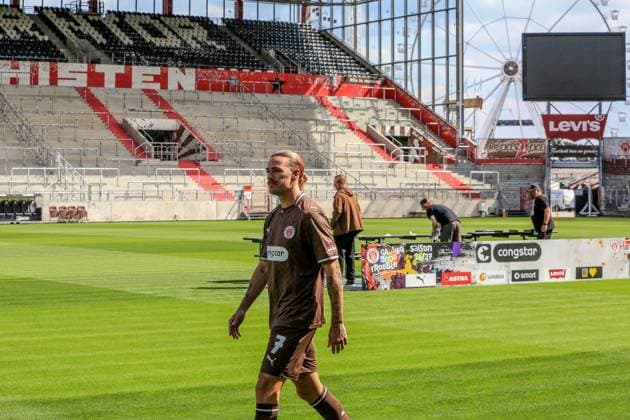 Jackson Irvine of St. Pauli on his way to a photo shoot in Germany, Hamburg, Millerntor Stadium, soccer, 2. Bundesliga, FC St. Pauli, photo shoot, team photo