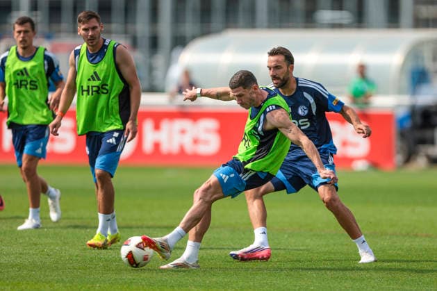 July 30, 2026, Soccer, FC Schalke 04 Training: Robin Gosens (FC Schalke 04), Kenan Karaman (FC Schalke 04), Gelsenkirchen, FC Schalke 04 Training Facility, North Rhine-Westphalia, Germany, xRHR PHOTO YYx Copyright: RHR-FOTOx RHR-FOTO YY